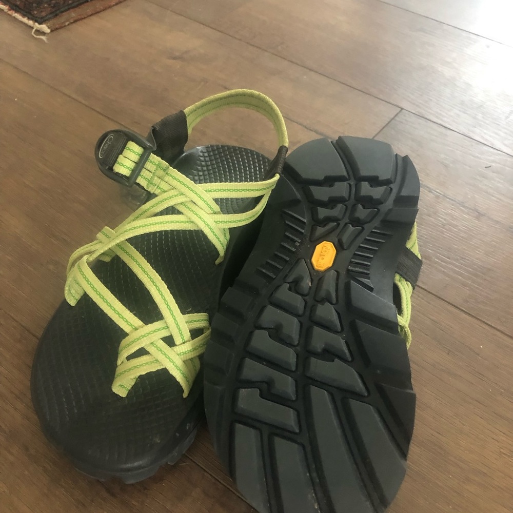 NEW Double strap green chacos Z/2